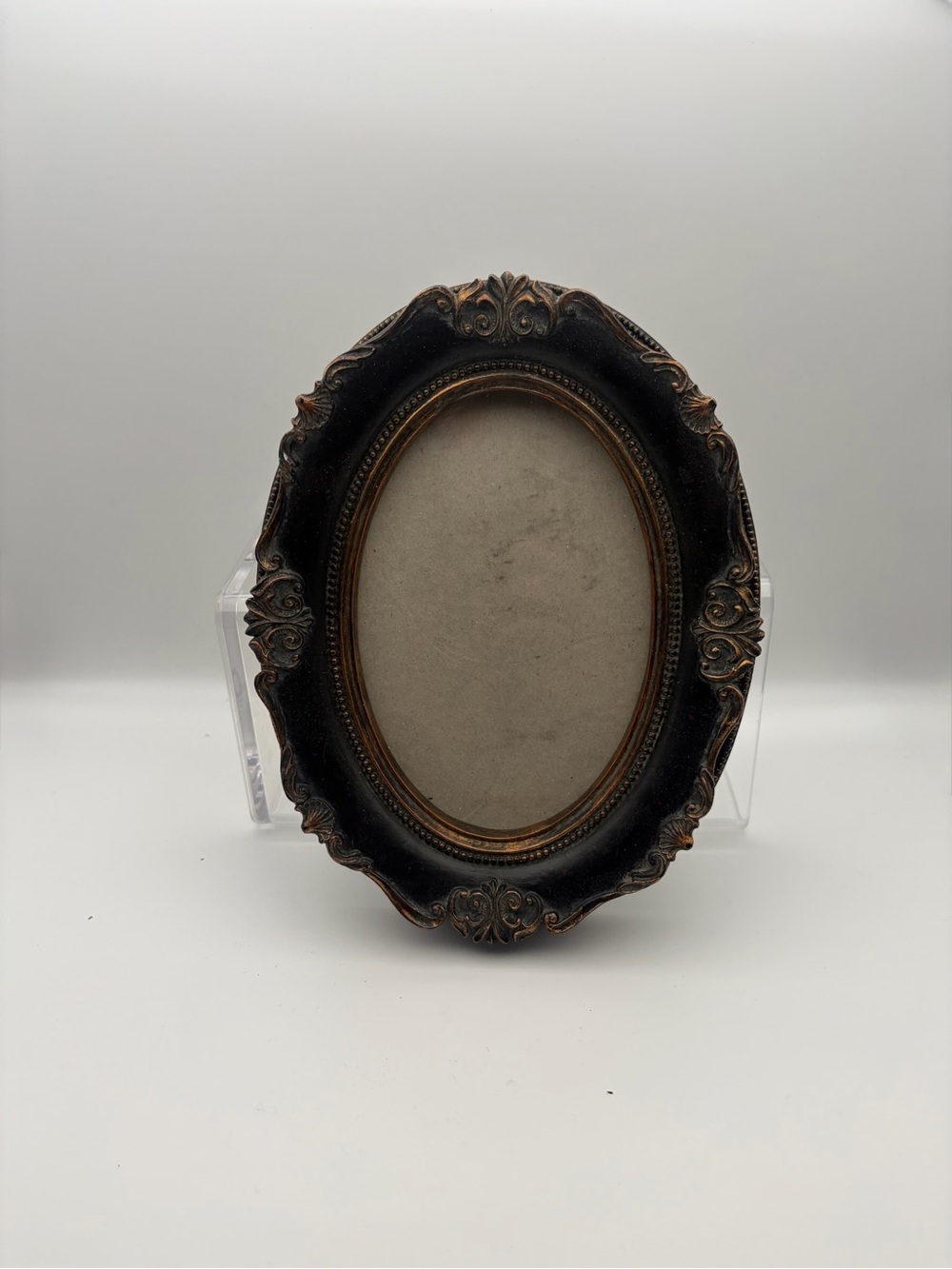 Ornate Oval Decorative Picture Frame in Black and Gold